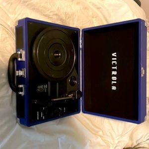 Victoria Portable Record Player - 3 play speed options. Bluetooth turntable